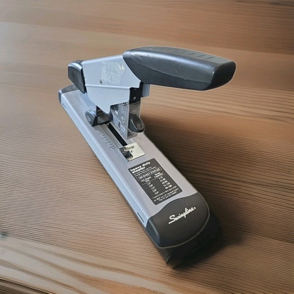 Swingline Heavy-Duty Stapler 160-Sheet Capacity Black/Gray 39005 - Picture 1 of 5